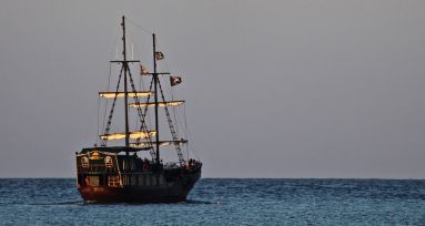 Segelboot auf dem stillen Meer